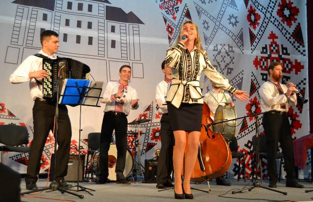 Наталія Овод  виконує українську народну пісню «Гей, Іване»